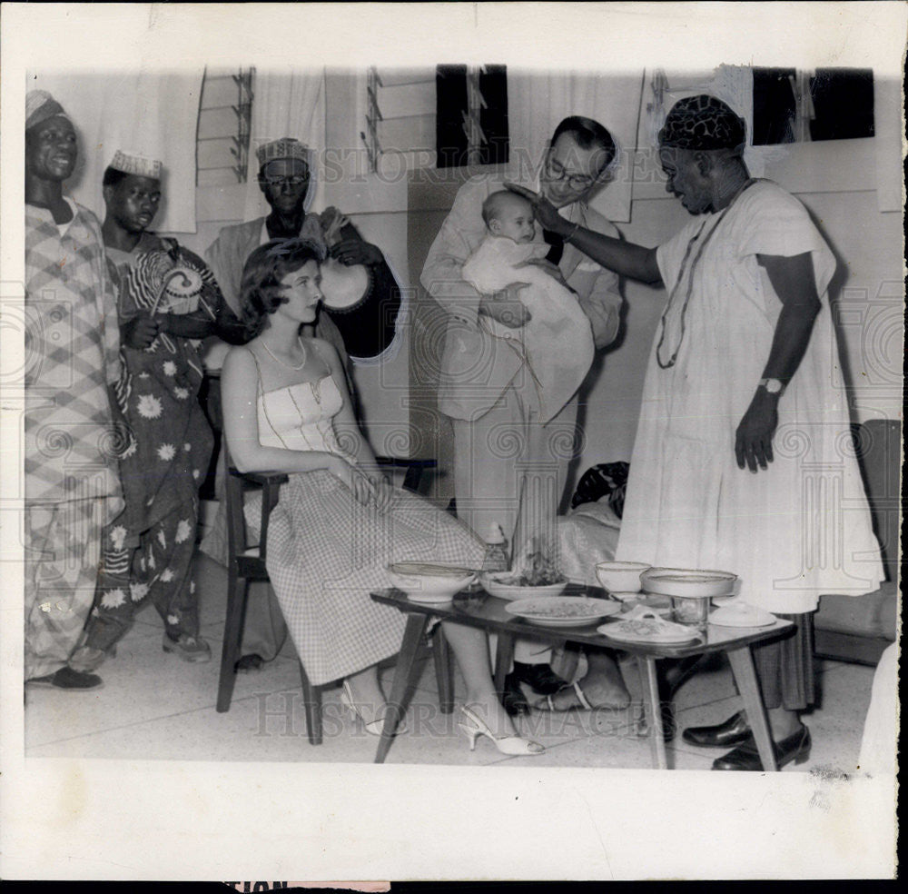 1961 Press Photo Cynthia Gelinas and parents Jack&amp; Barbara with Nigerians - Historic Images