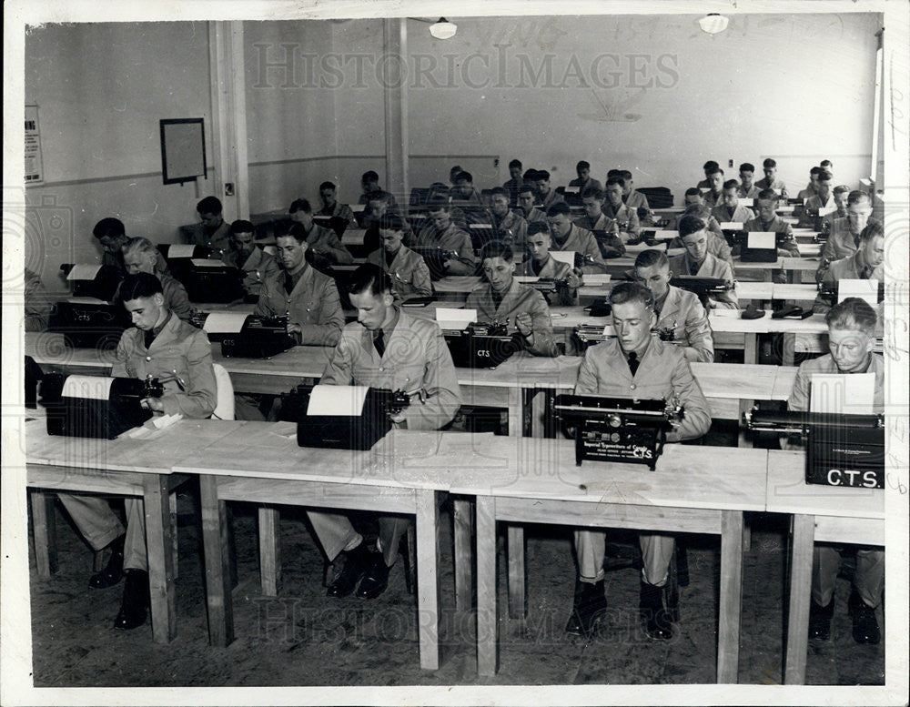 1941 Press Photo Canadian Royal Air Force Clerical Training - Historic Images