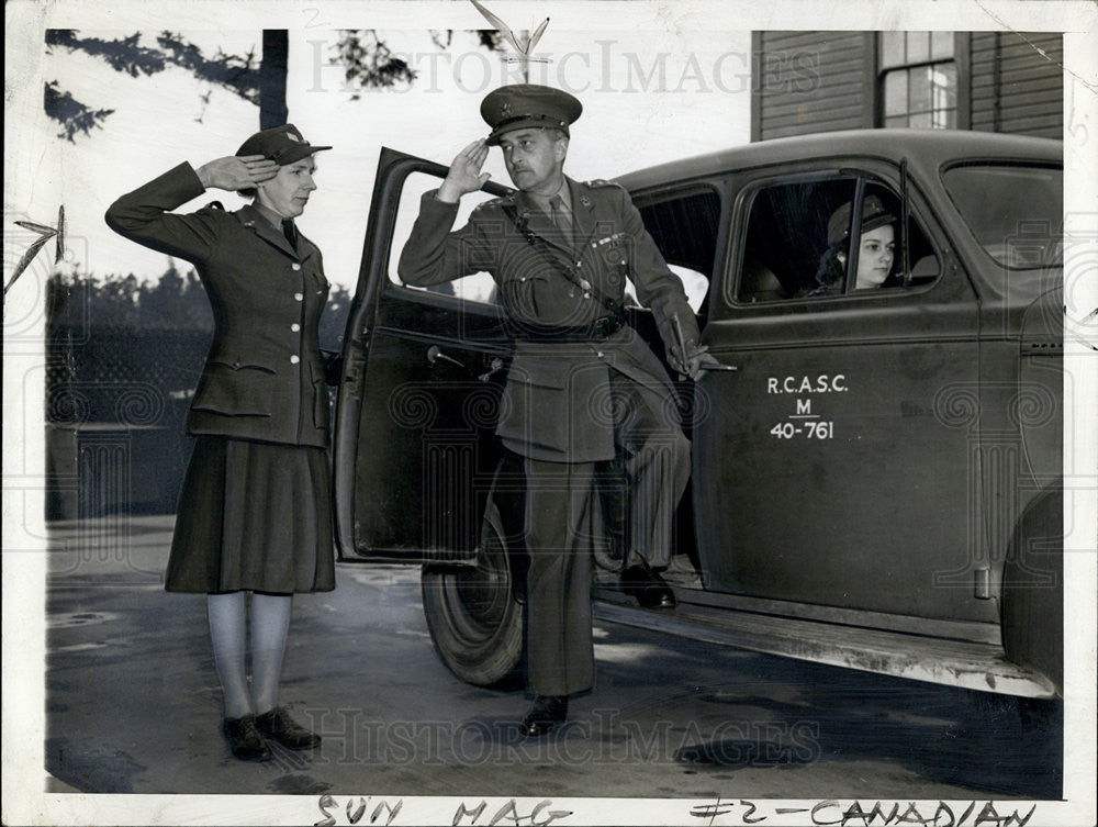 1942 Press Photo Katherine Olsen Captain Mac Bean Canadian Army - Historic Images