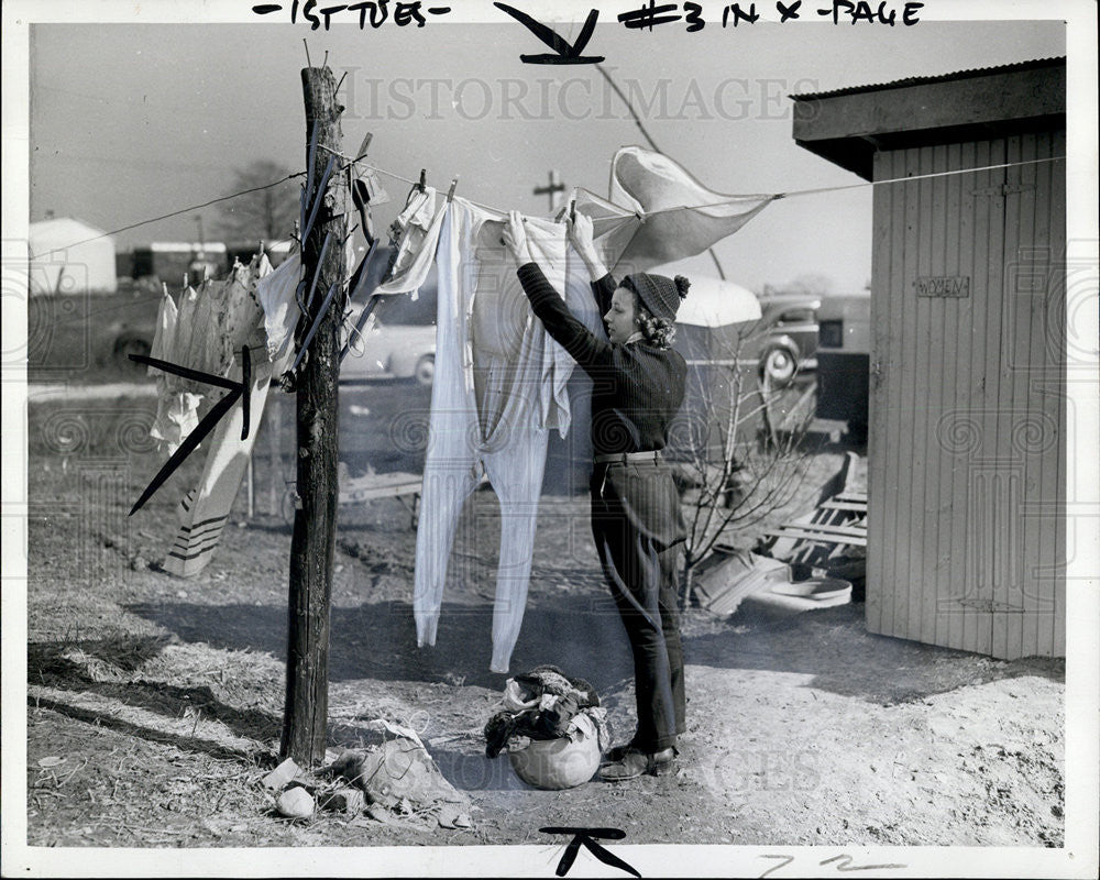 1941 Press Photo Mrs Sandra Williams of Jackson Tennessee, Hangs Laundry - Historic Images