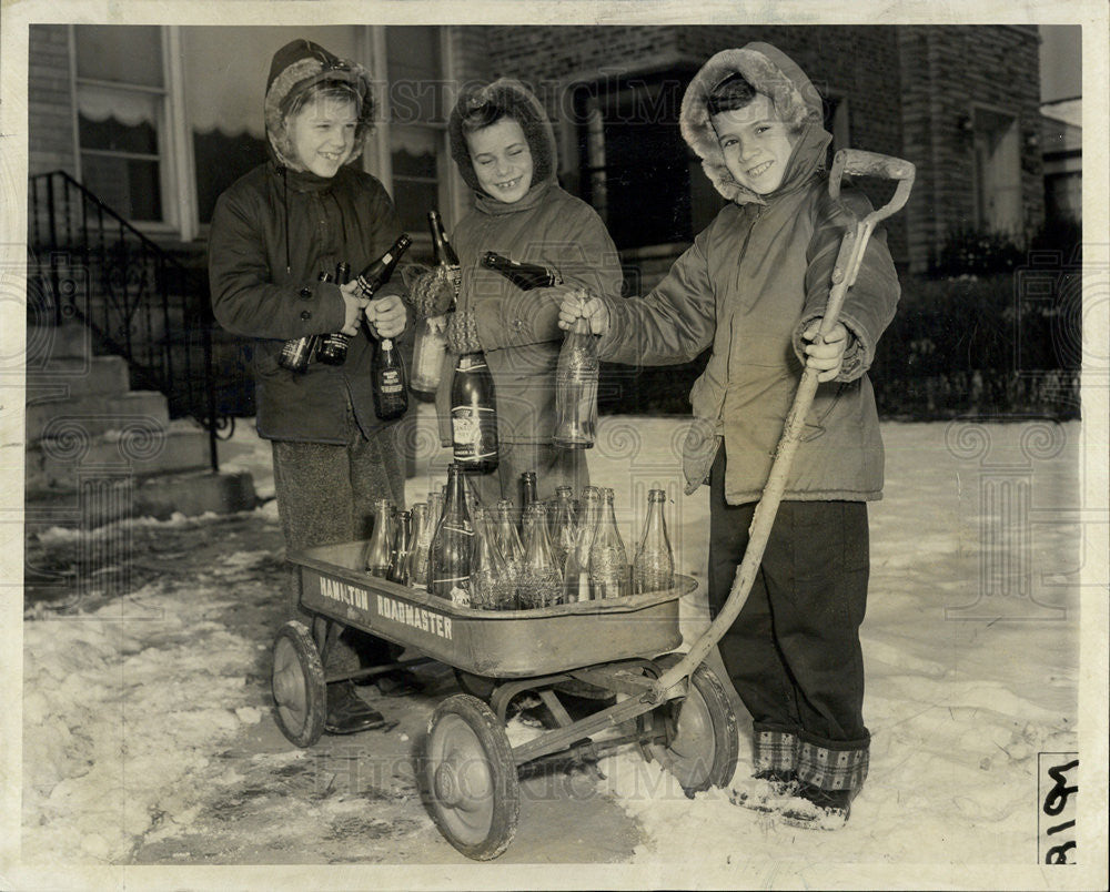 1957 Press Photo refunds from empty bottles donated to red cross John rottersman - Historic Images