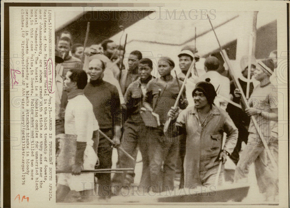 1976 Press Photo South Africa armed conficks as blacks fight each other - Historic Images