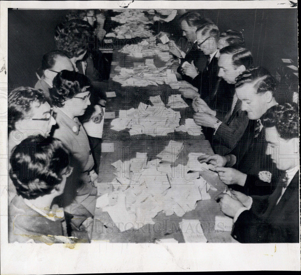 1959 Press Photo Workers Count Ballots in St Pancras Town Hall, London - Historic Images