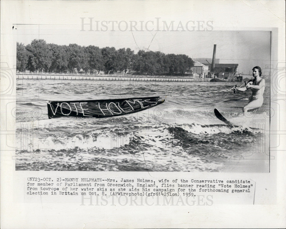 1959 Press Photo Mrs James Holmes Flying Political Banner while Skiing - Historic Images