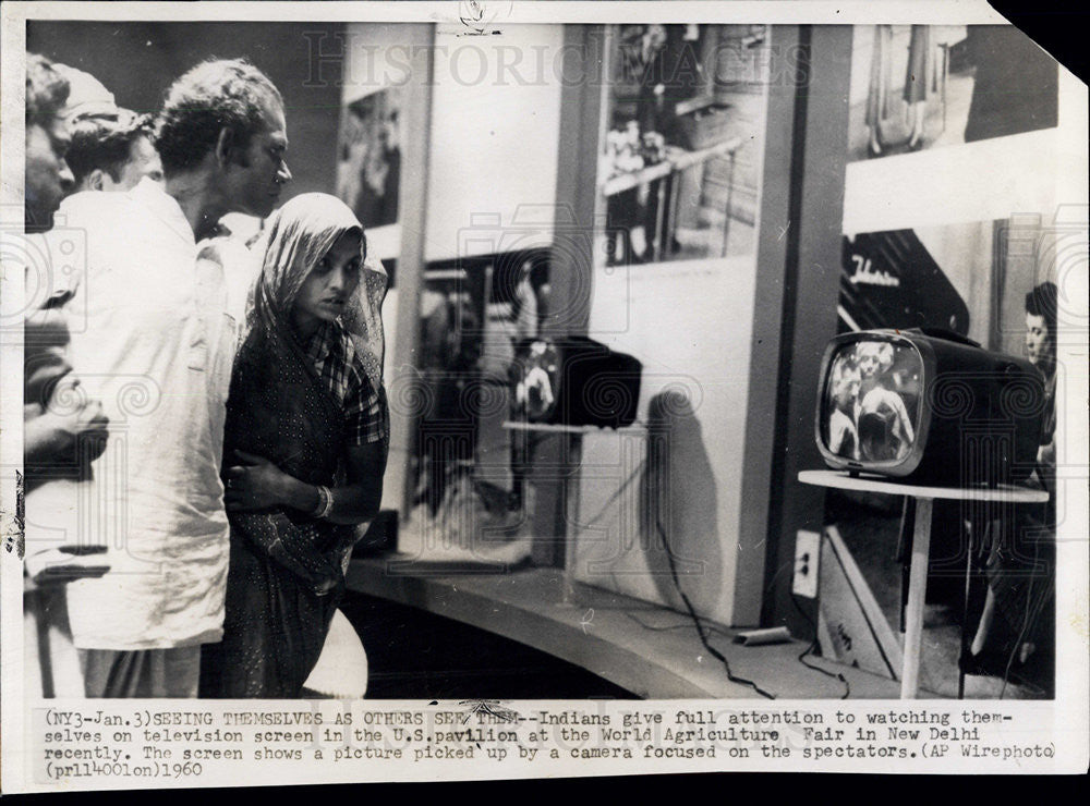 1960 Press Photo Indians Watching Television at World&#39;s Fair in New Delhi - Historic Images