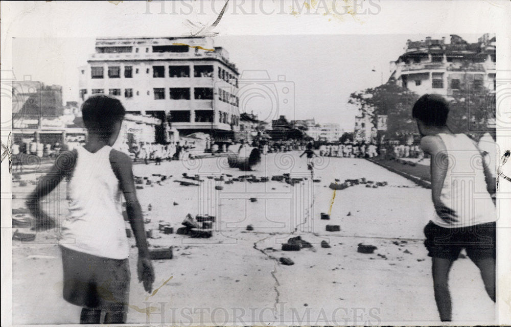 1959 Press Photo Youths run from police after riot in New Delhi,India - Historic Images