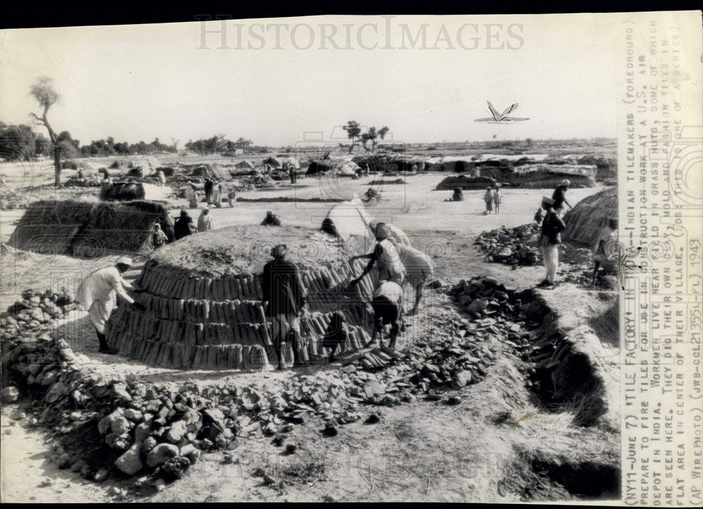 1943 Press Photo Indian Tilemakers Prepare Tiles for use in Construction - Historic Images