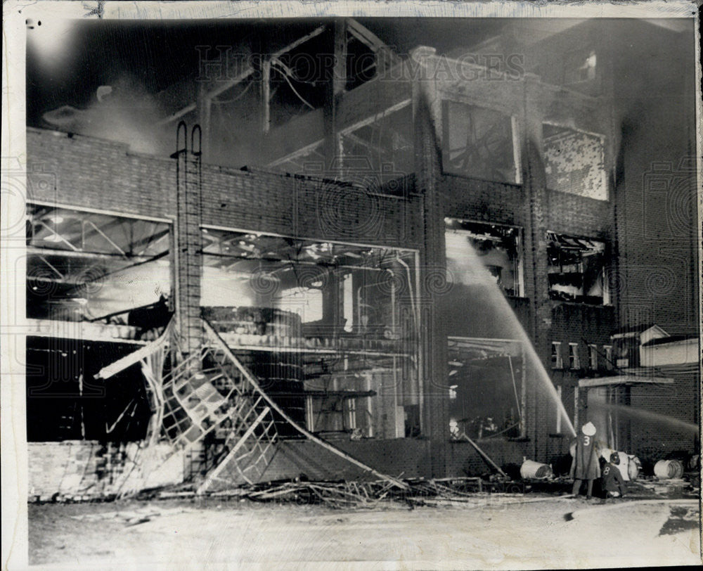 1950 Press Photo Fire in Calvert Distillery Fireman Attempting to Put Out Blaze - Historic Images