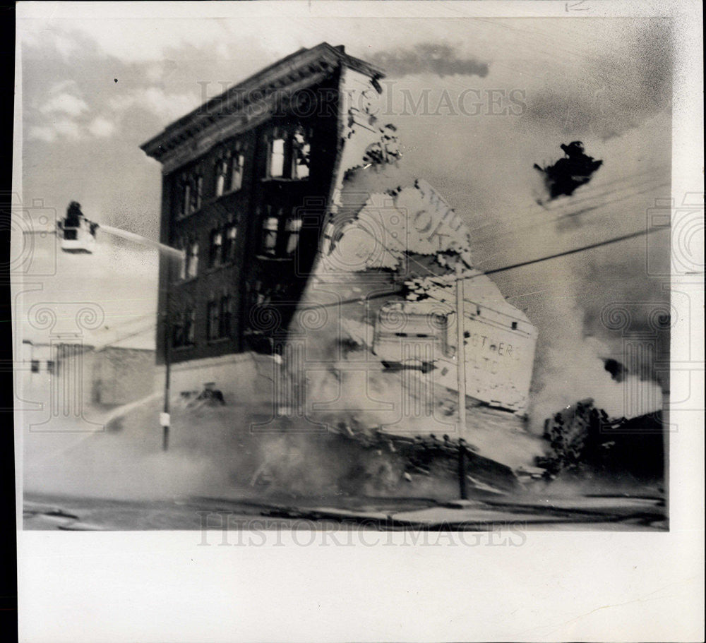 1968 Press Photo Apartment Buliding Crumbles As Fireman Attempting to Put It Out - Historic Images