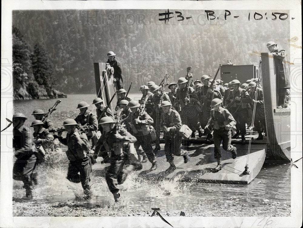 1942 Press Photo Filming the Canadian Movie "The COmmandos Come at Dawn" - Historic Images
