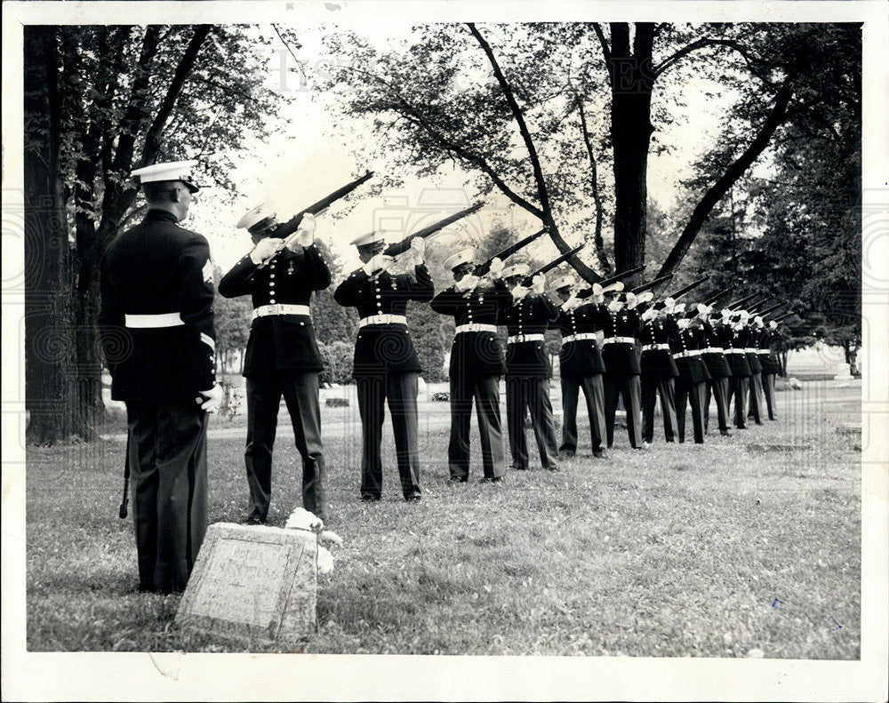 1965 Press Photo naval honor guard cpl. russell rowe cemetery salute - Historic Images