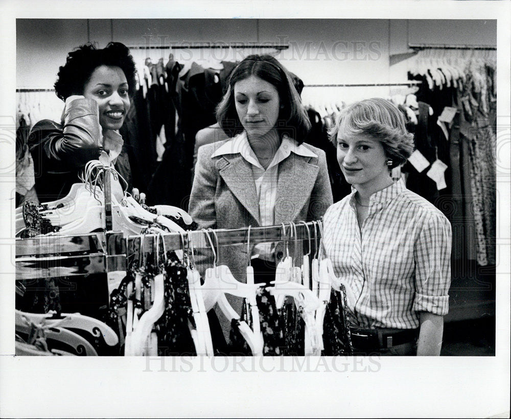 1977 Press Photo Young Circle Fashion Board at Saks Fifth Ave - Historic Images