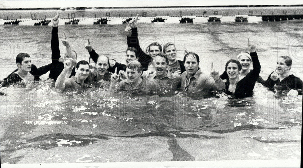 1982 Press Photo St Charles.Ill coach and swim team in pool fully clothed - Historic Images