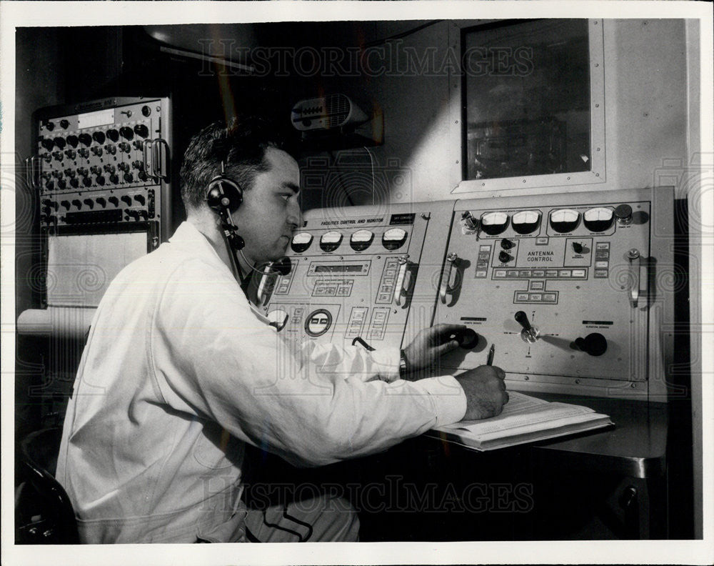 1965 Press Photo Itt Federal Labs space staion paneland A.H. Chaplin - Historic Images