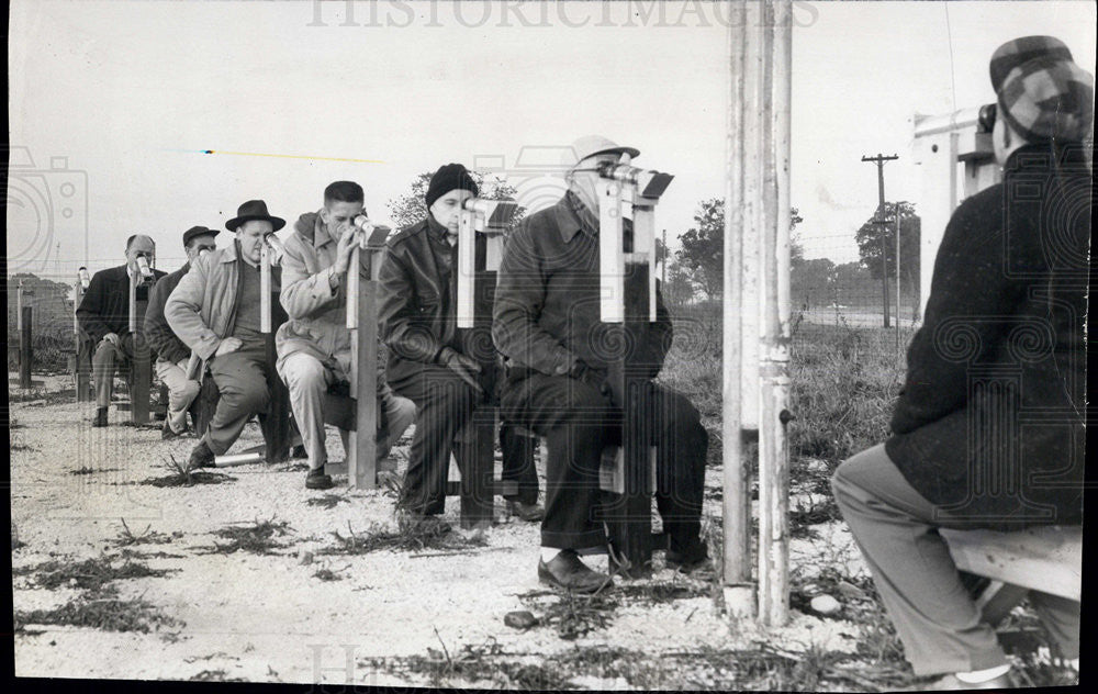 1957 Press Photo
Scientist looking through telecopes.
Lemont, Illinois - Historic Images