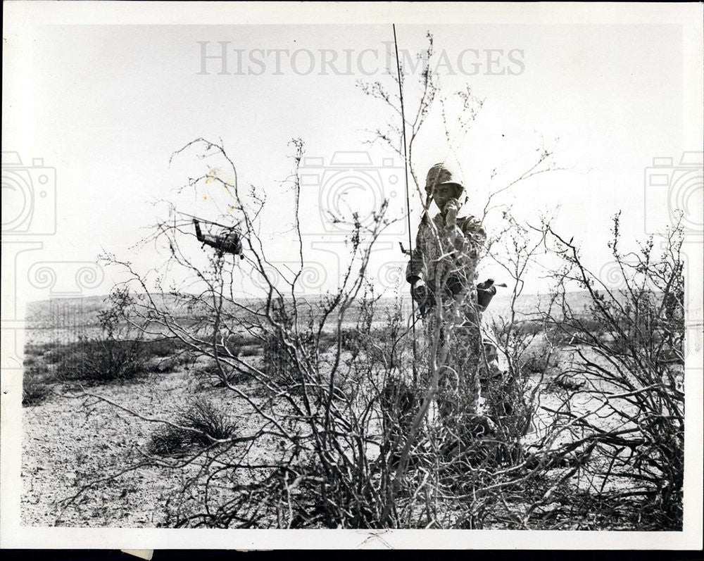 1960 Press Photo Marine Reservist Radio-Guides Marine Helicopter to Landing - Historic Images