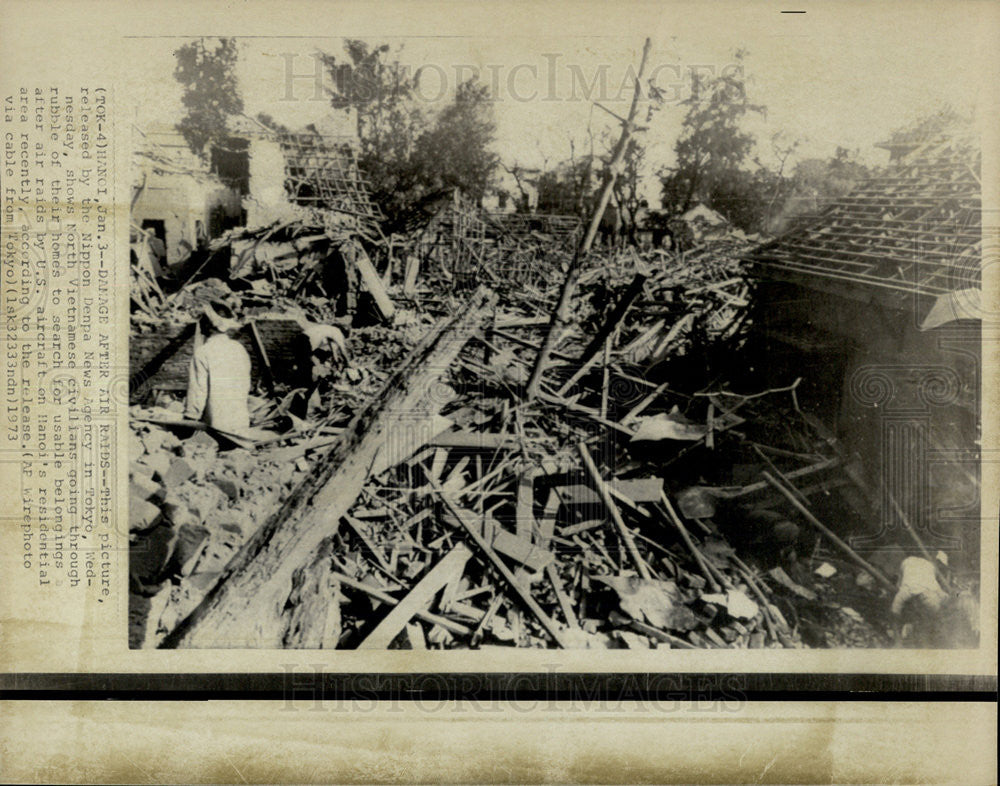 1973 Press Photo North Vietamese Civilians Going Through Rubble - Historic Images