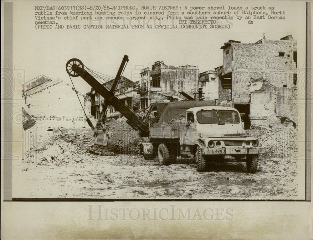 1968 Press Photo Power Shovel Loads Truck American Bombing Raids Vietnam - Historic Images