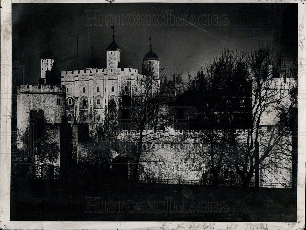1937 Press Photo Floodlights bathe the Tower of London - Historic Images