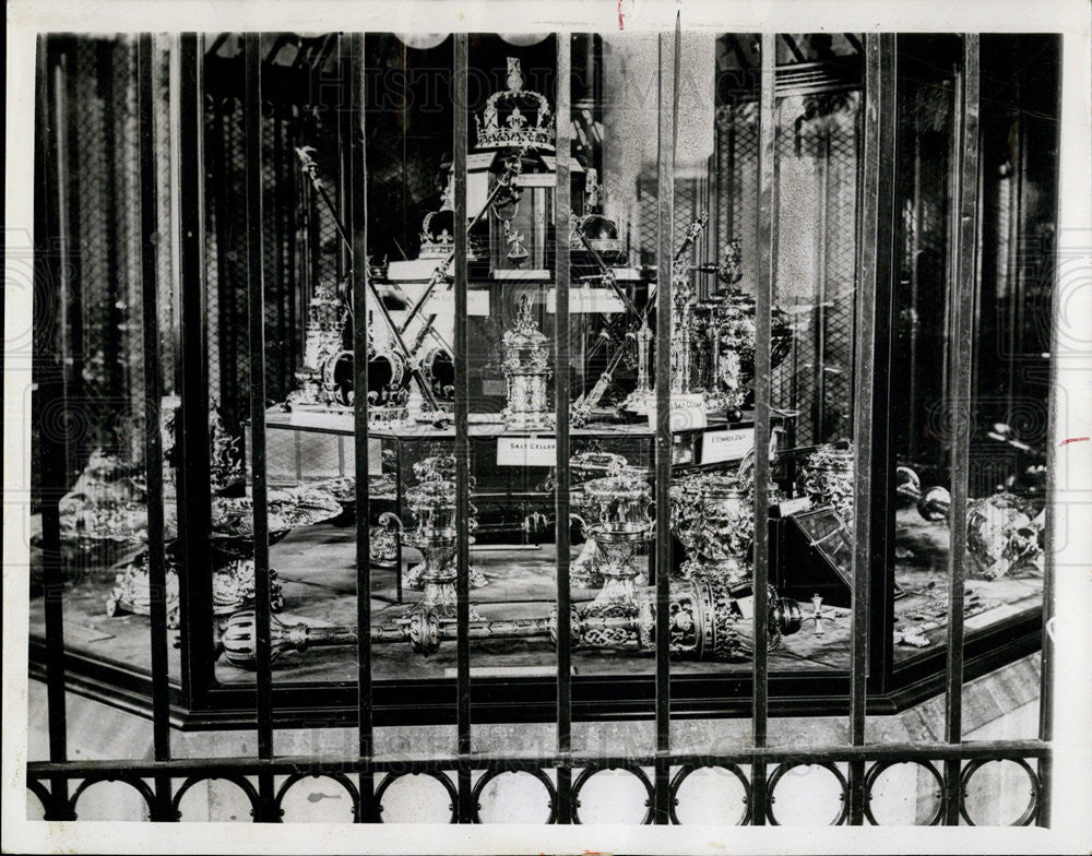 1950 Press Photo Display of England&#39;s Crown Jewels in Tower of London - Historic Images