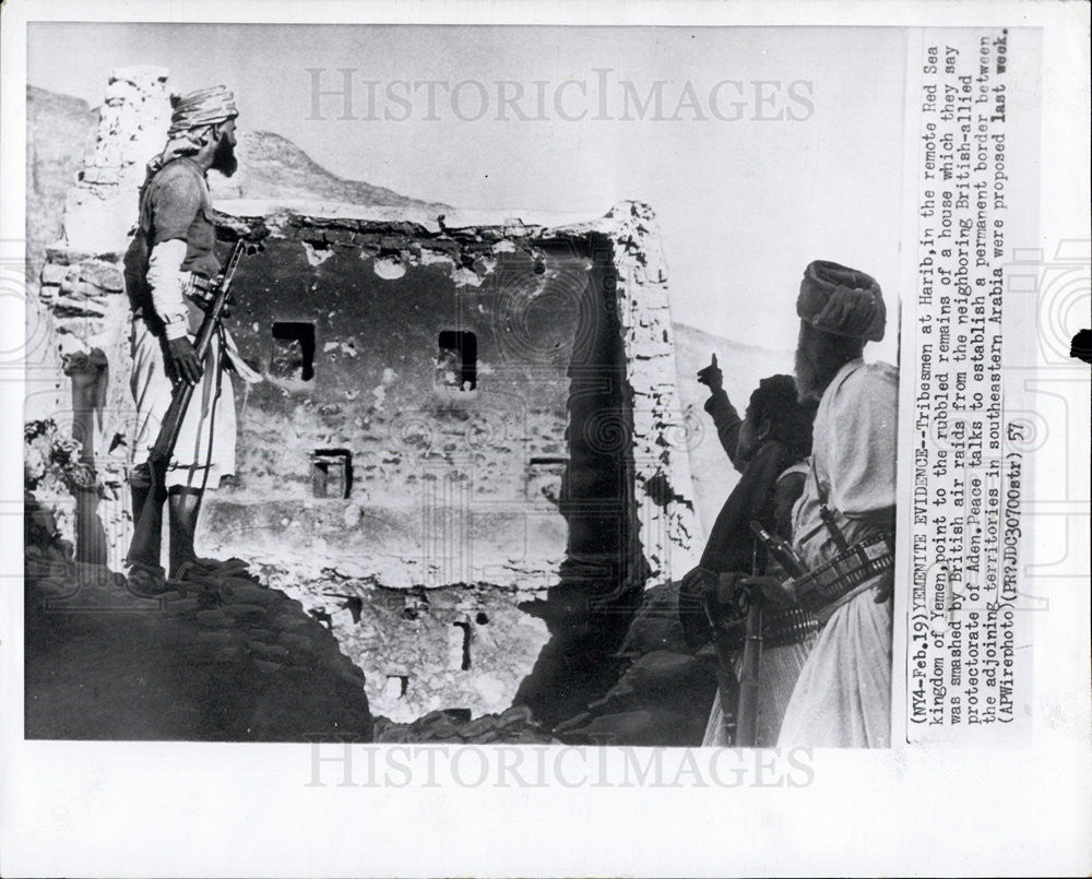 1957 Press Photo Tribesmen at Harib in Yemen and bombed house - Historic Images
