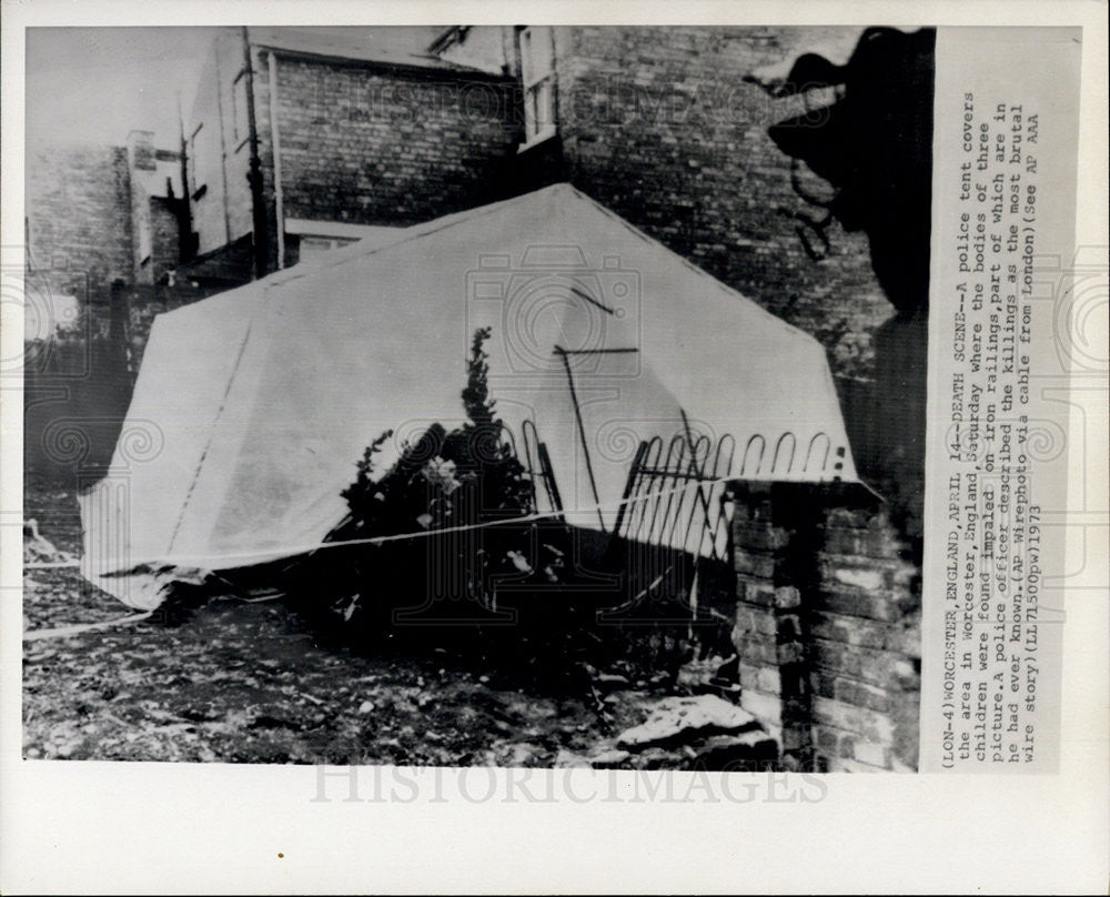 1973 Press Photo Police tent covers area where 3 children were impaled on iron - Historic Images