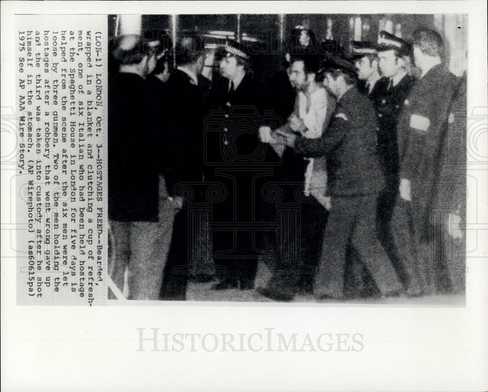 1975 Press Photo Italian hostages at the Spaghetti House in London, released. - Historic Images