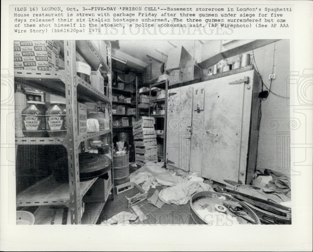 1975 Press Photo Three gunmen surrendered after 5 day siege and 6 hostages taken - Historic Images