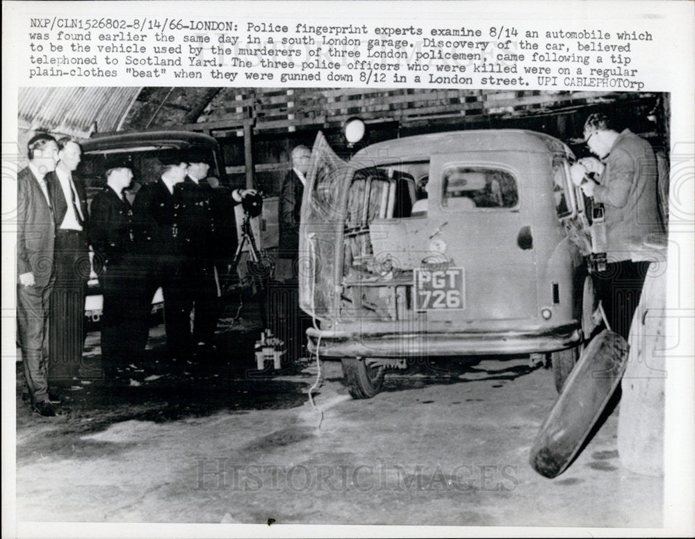 1966 Press Photo Police Examine Vehicle For Murderers Scotland Yard - Historic Images