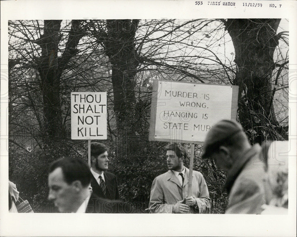 1959 Press Photo Londoners Protest Hanging Gunther Podola Murderer - Historic Images