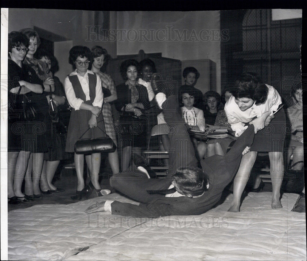 1962 Press Photo Pam Goldberg Demonstrates Self Defense with Gary Boersma - Historic Images