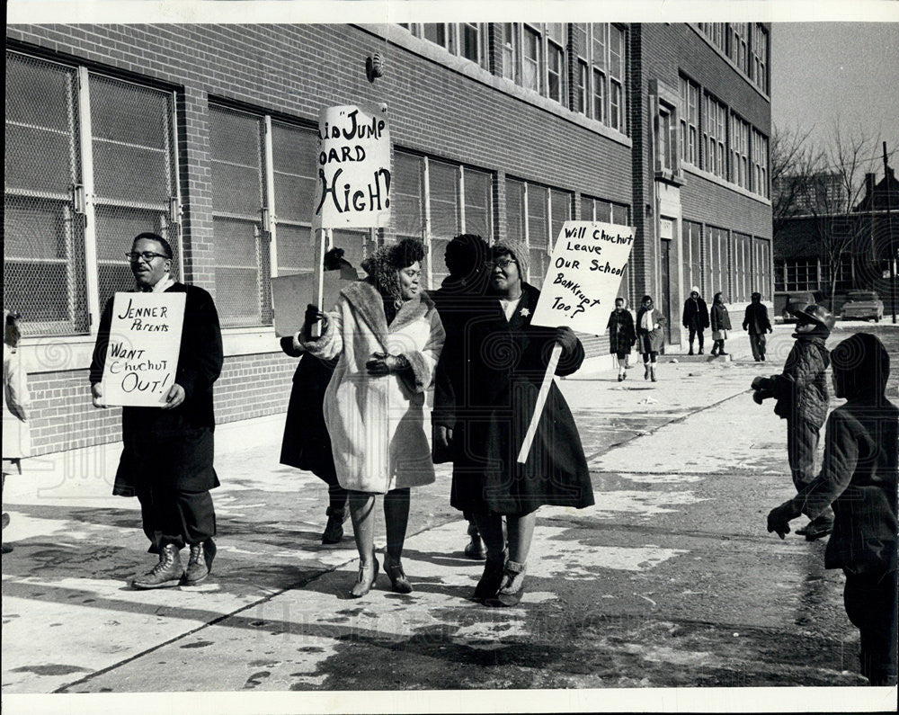 1966 Press Photo Pickets at Jenner Elementary School; Alleged Discrimination - Historic Images