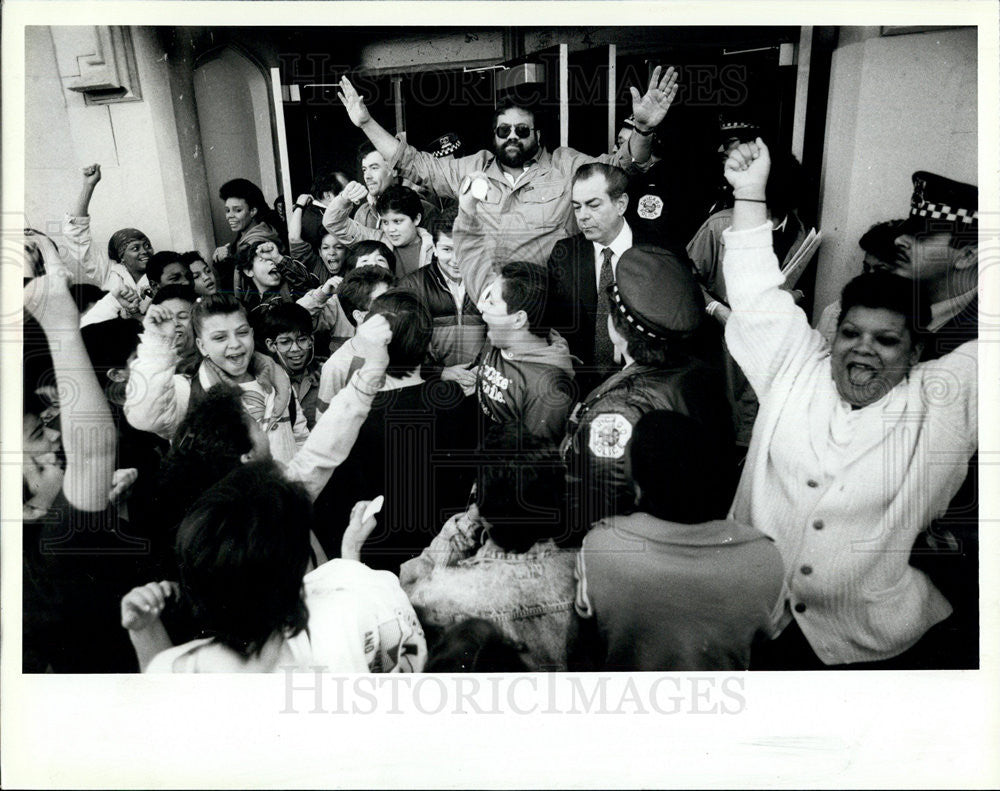 1988 Press Photo Rev Pedro Windsor and Parents Protest at Harriet Beecher Stowe - Historic Images