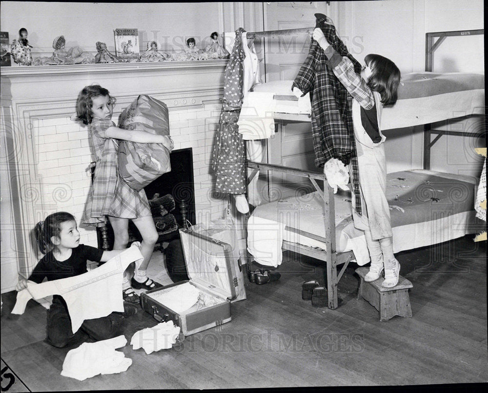 1952 Press Photo Linnea, Toni Sue, Janet in Dormitory of New School - Historic Images