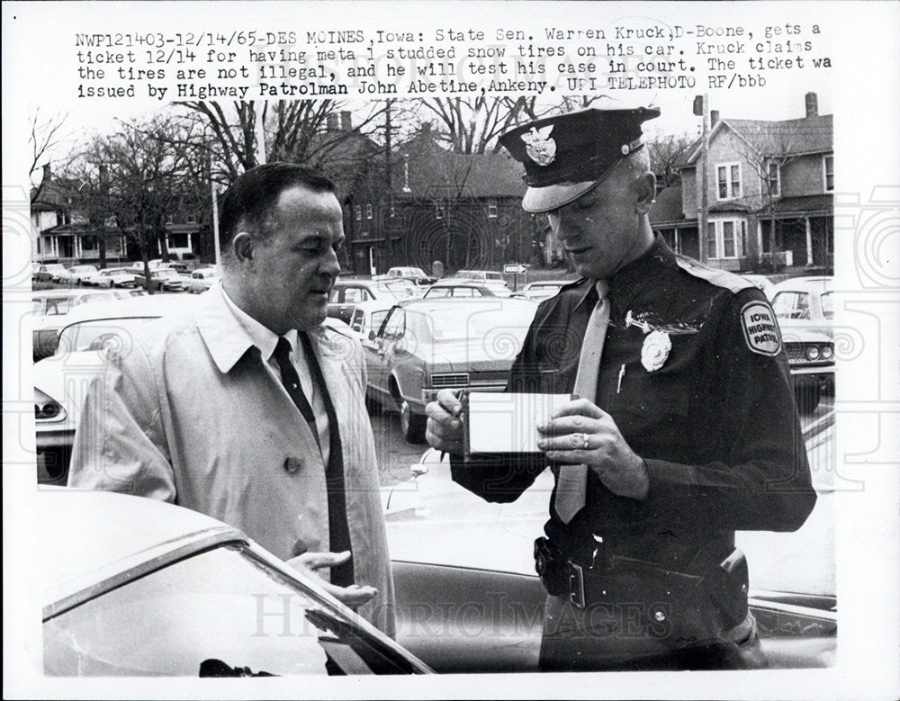 1965 Press Photo State Sen Waren Kruck geta a ticket for studded snow tires - Historic Images