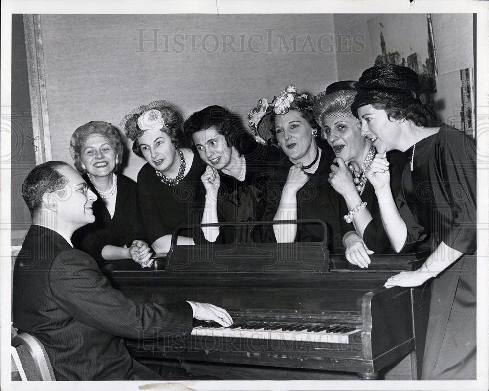 1962 Press Photo Norm Krone plays for Trinity HS banquet committee - Historic Images