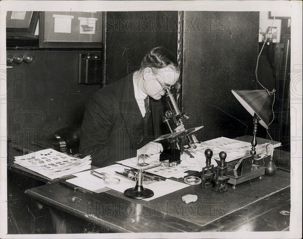 1935 Press Photo Scotland Yard fingerprint examiner - Historic Images