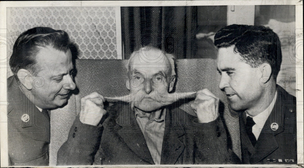 1964 Press Photo Henry Woodham,82 and his 14 inch mustache with two airmen - Historic Images