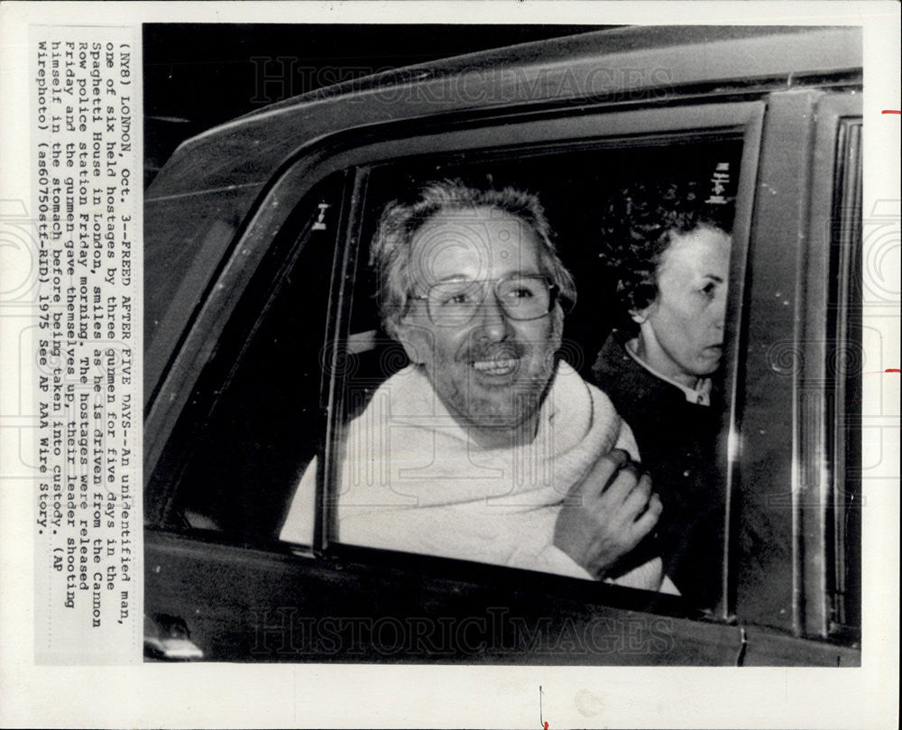 1975 Press Photo Hostage Smiling In Car Enrico Mainini Oldest - Historic Images