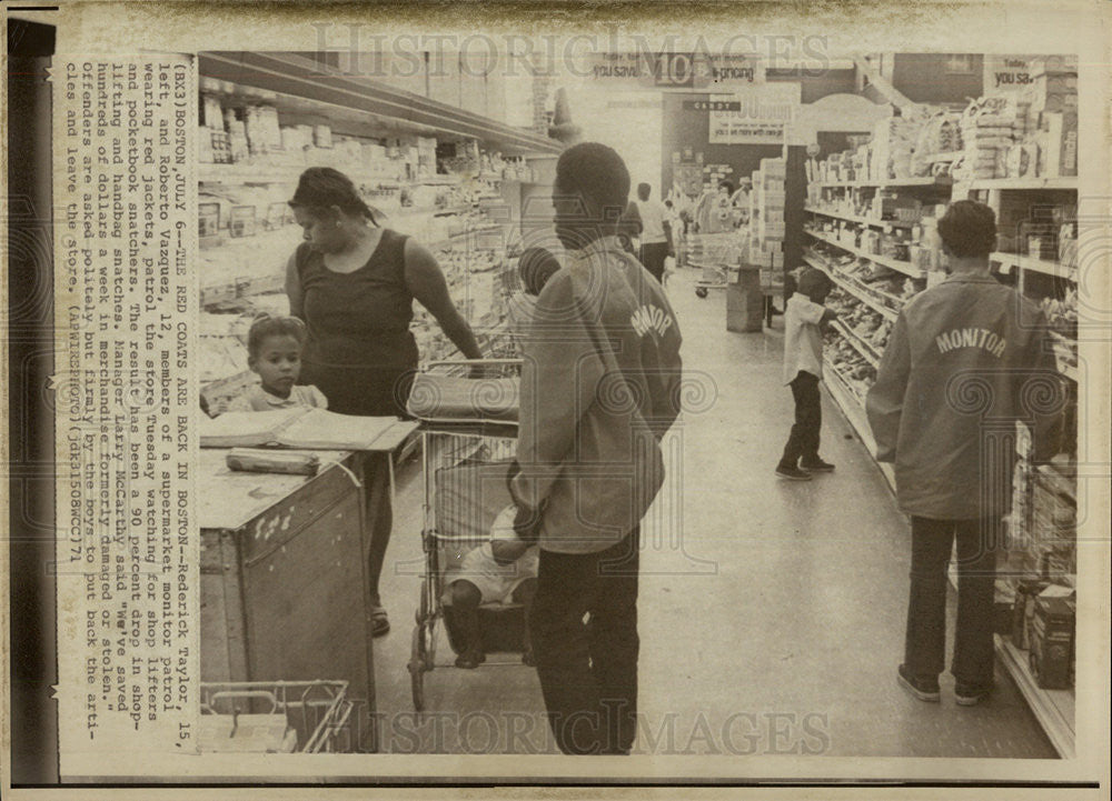 1971 Press Photo Rederick Taylor, Roberto Vazquez, Supermarket Monitors, Boston - Historic Images