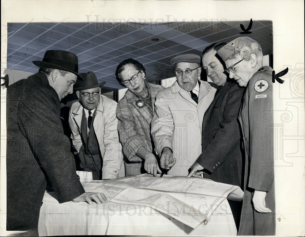 1964 Press Photo Group of Red Cross Members Look Over Map of Alaska Quake Area - Historic Images