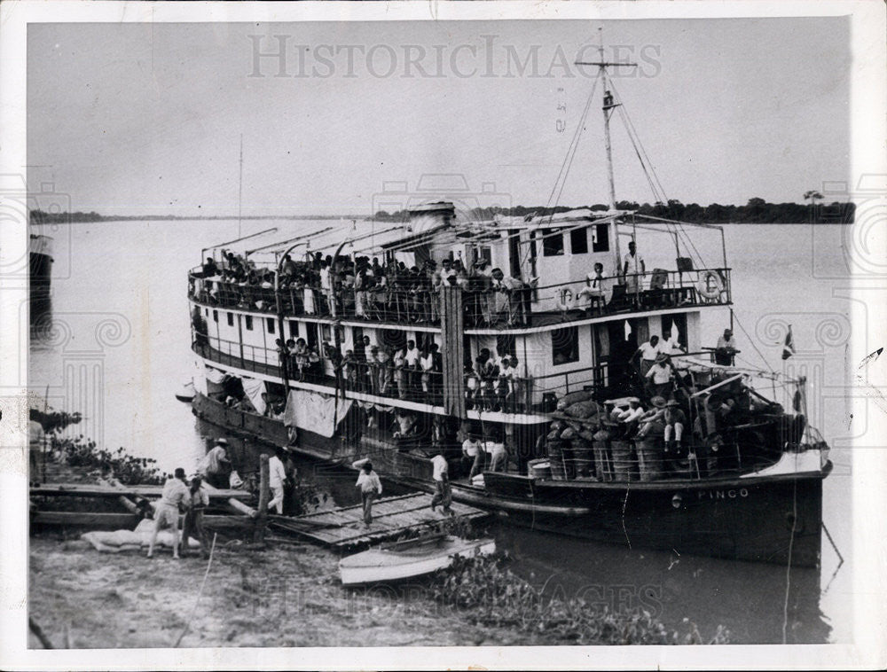 1962 Press Photo Boat unloads cargo at port of Puerto Lomas in Paraguay, ruled - Historic Images