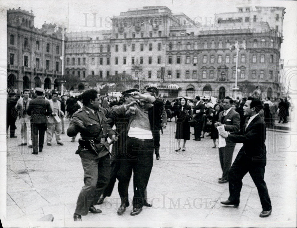 1962 Press Photo Peruvian police at demonstration against military junta in Lima - Historic Images