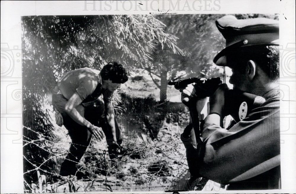 1963 Press Photo Venezuelan troopertakes aim at prison escapee - Historic Images