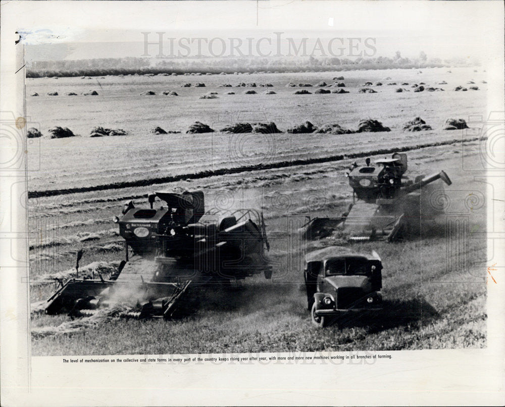 1961 Press Photo Harvesting Equipment on Farm, USSR - Historic Images