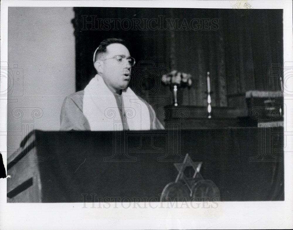 1951 Press Photo Rabbi Oscar Lifshutz at Chapel in Taequ, Korea - Historic Images