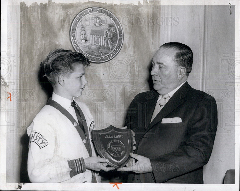 1962 Press Photo Junior Leader YMCA Glen Light and Mayor Daley of Chicago - Historic Images