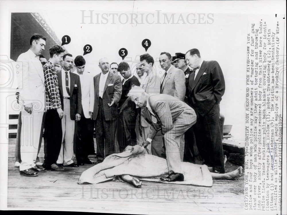 1954 Press Photo Police And Gang Stand Over Tortured And Dumped Body - Historic Images