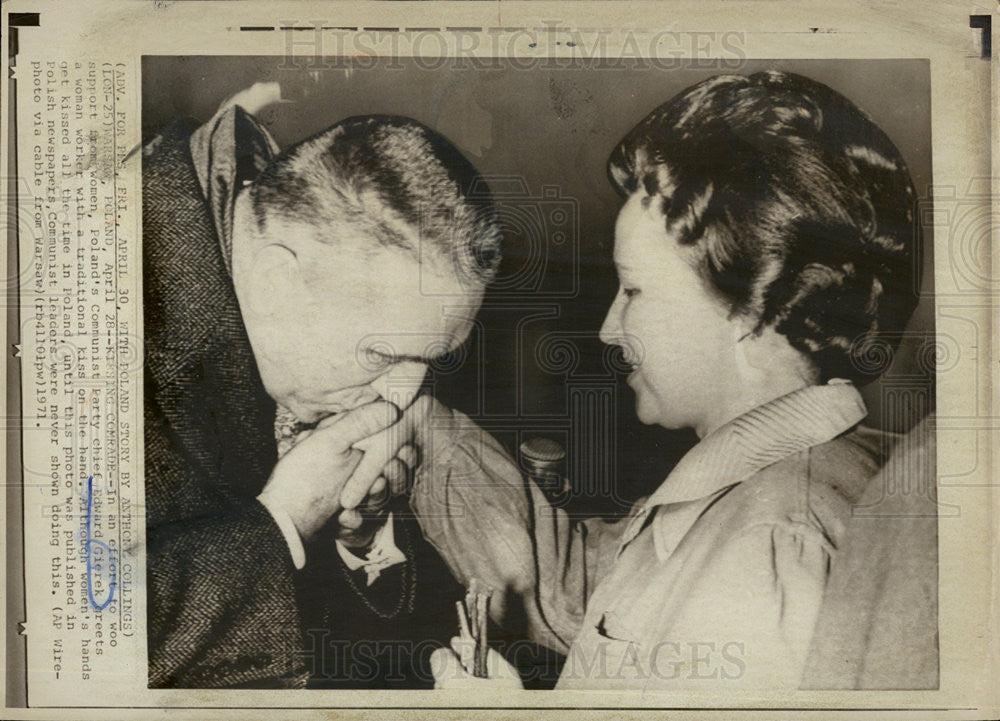 1971 Press Photo Poland communist chief Ed gierek kisses woman on hand - Historic Images