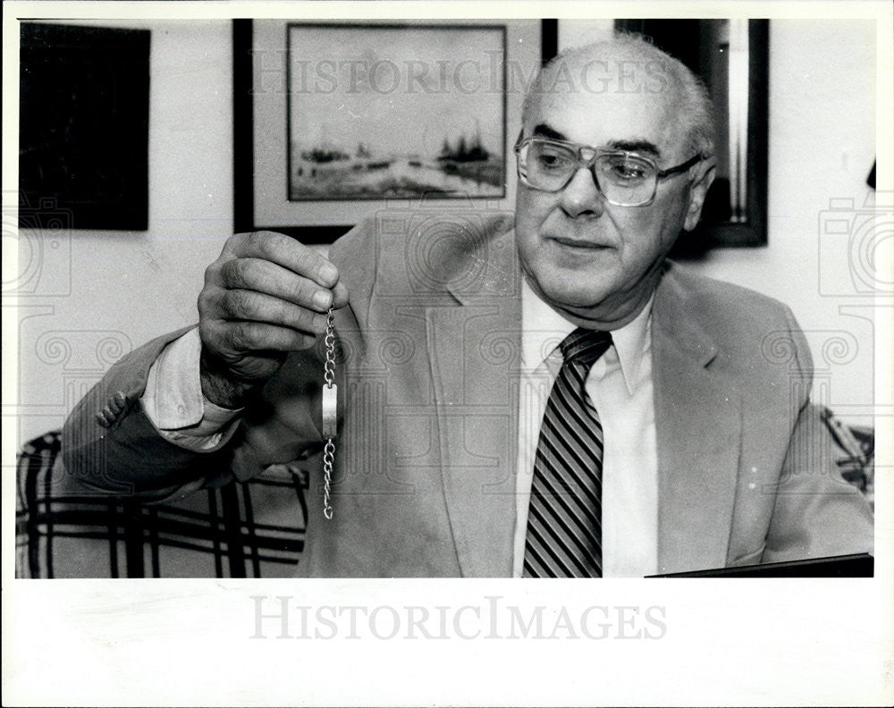 1987 Press Photo Robert Rasmussen with ID bracelet of son killed in WW II - Historic Images